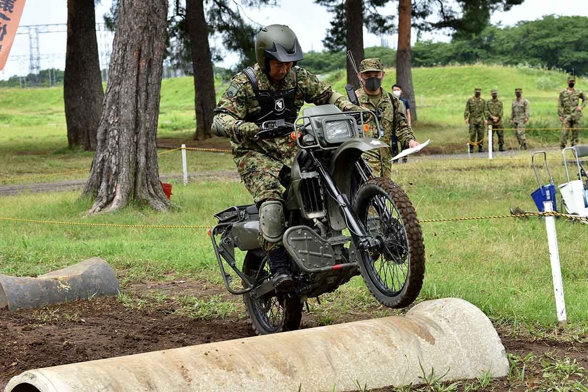 被災地で活躍する自衛隊のカワサキ「KLX250」