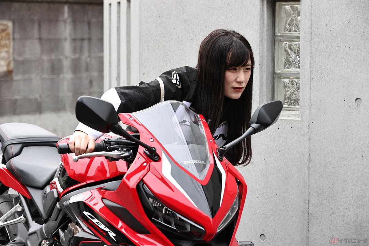 バイクのバッテリーは上がってしまうとセルモーターが始動させられない為、エンジンをかけるには押し掛けをする事になる