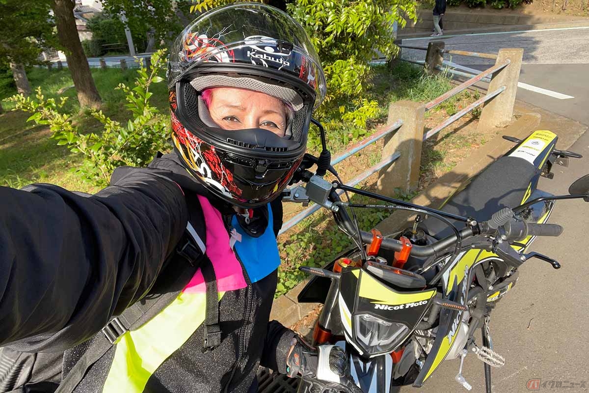 Nicot motorcycle「PT125」の試乗に出発するクリスさん