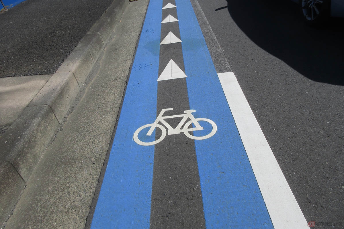 自転車専用レーンをバイクで走る行為は通行区分違反