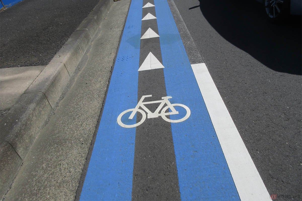 自転車専用レーンをバイクで走る行為は通行区分違反