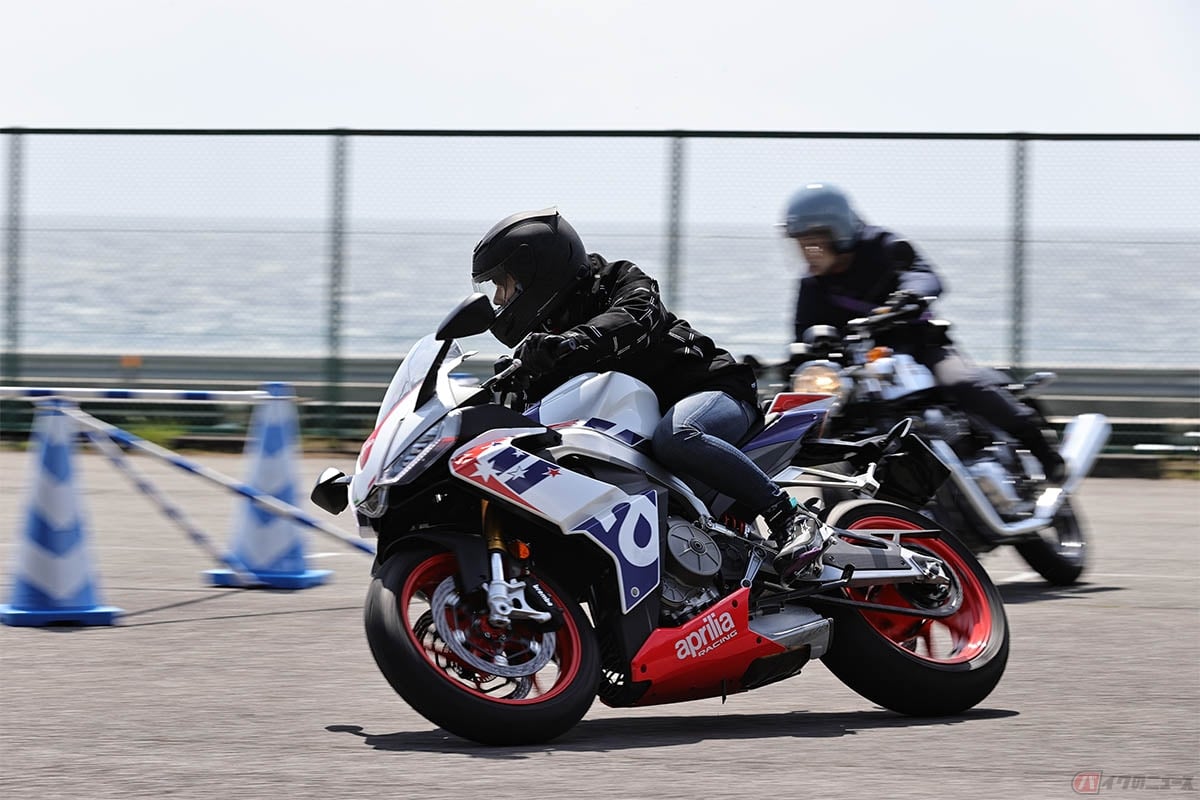 バイクのコーナリング中の姿勢にはリーンと呼ばれる3つのパターンがある