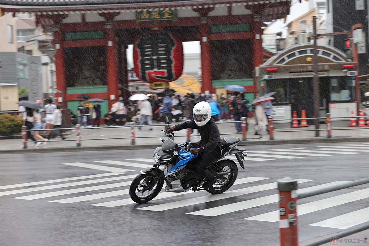 雨の日のバイクでの走行は通常の道路とは違った注意ポイントが多々ある。
