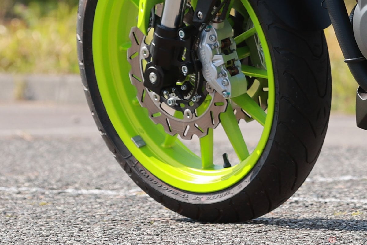 バイクのホイールに貼り付けられた鉛の板はウェイト