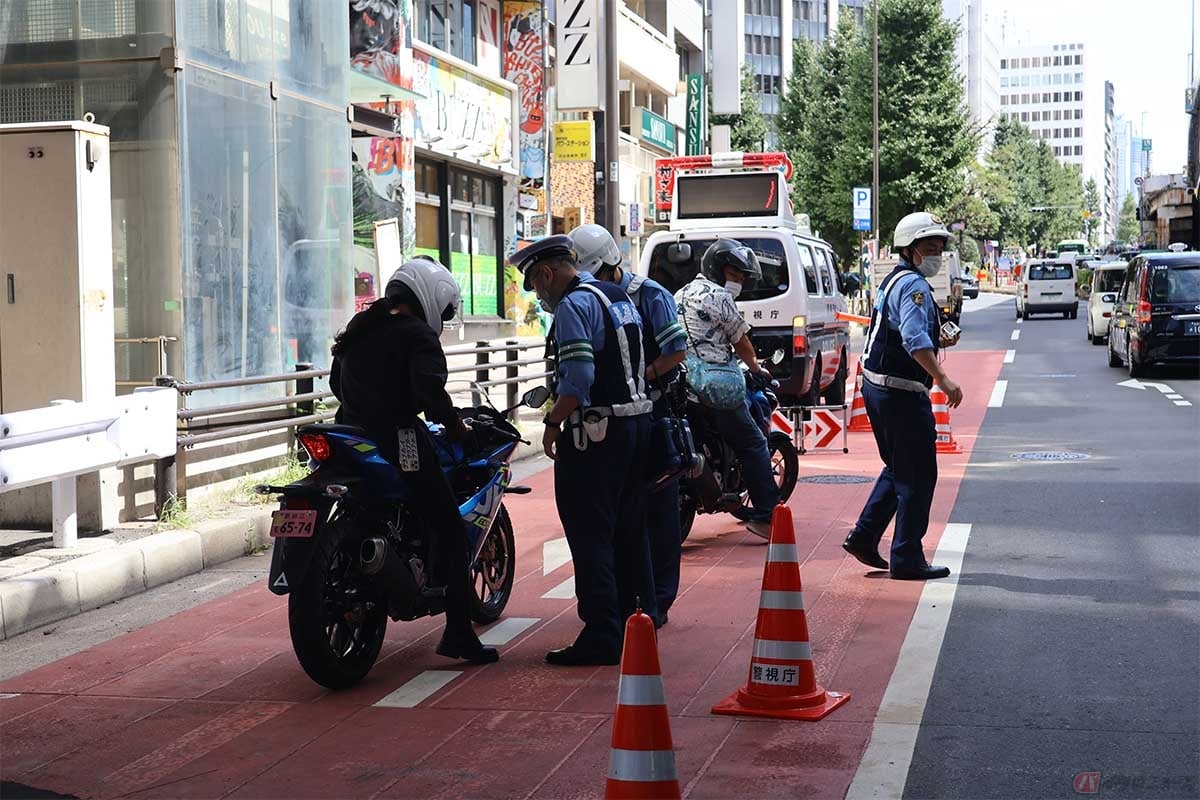 3年以内に行政処分が無い状態で違反点数が6点から14点になると免許停止、15点以上で免許取り消しとなる