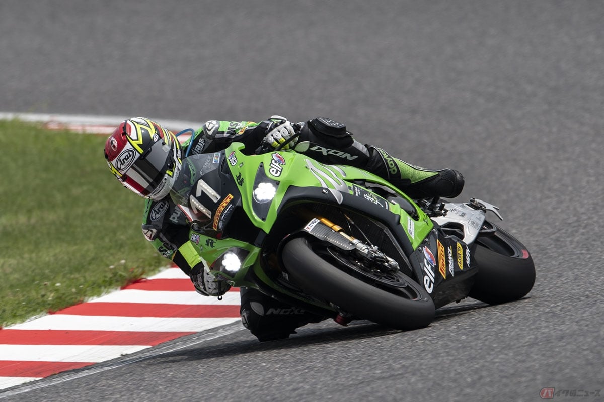 鈴鹿8耐で鈴鹿サーキットを走るライムグリーンを纏った「Ninja ZX-10RR」