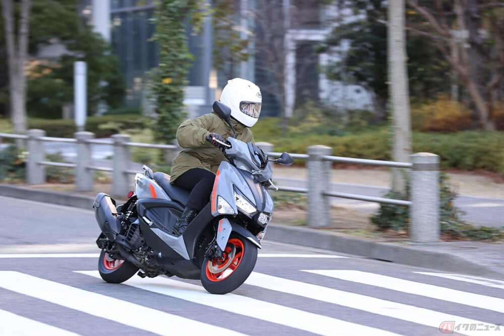 交差点に進入する原付二種モデル