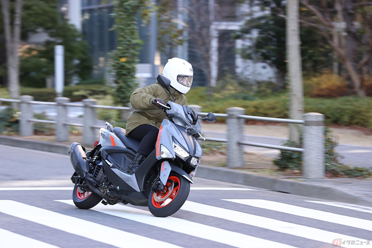 交差点に進入する原付二種モデル