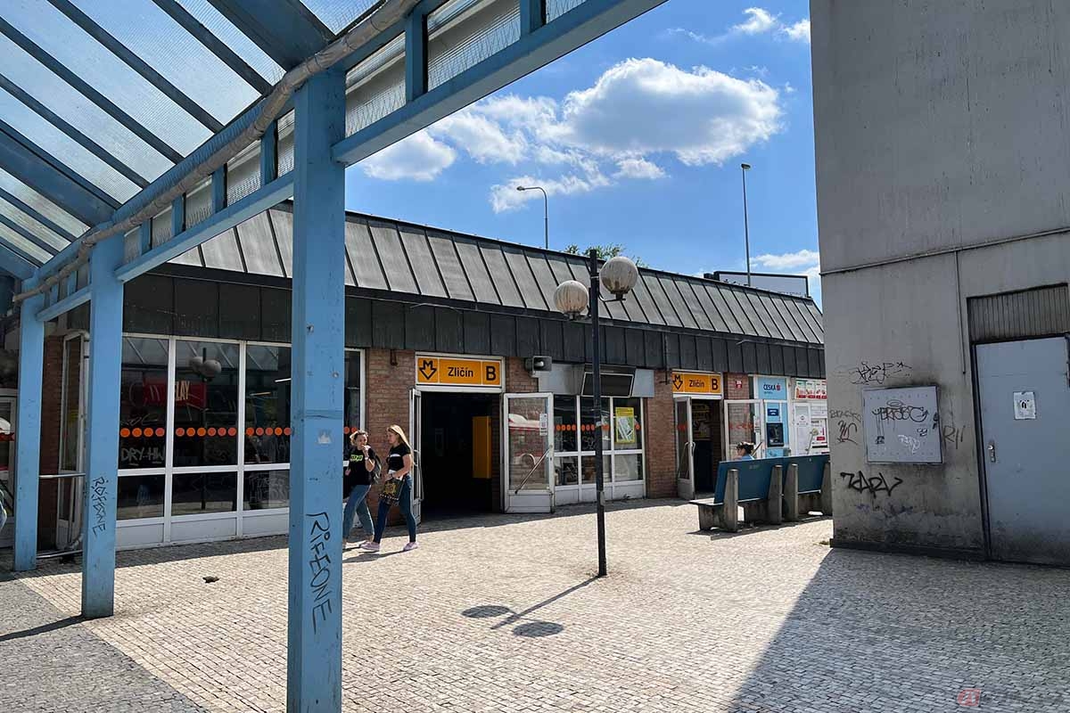 Zlicin駅前の景色