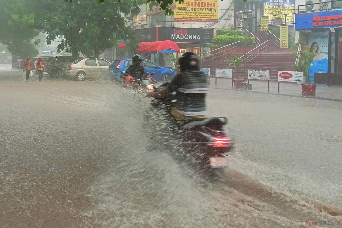 雨天時などに水や泥を飛散させないよう徐行しなかった場合も違反となる