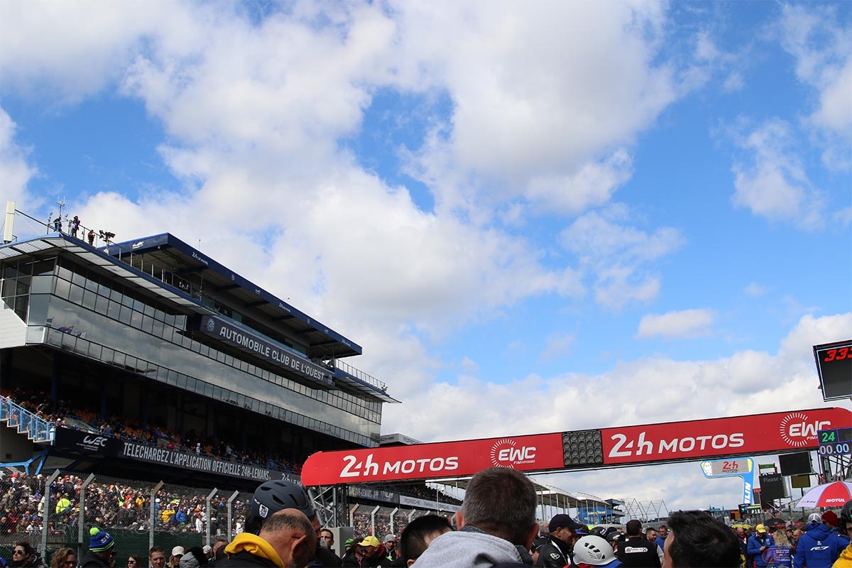 快晴の下でおこなわれたル・マン24hのスタート進行
