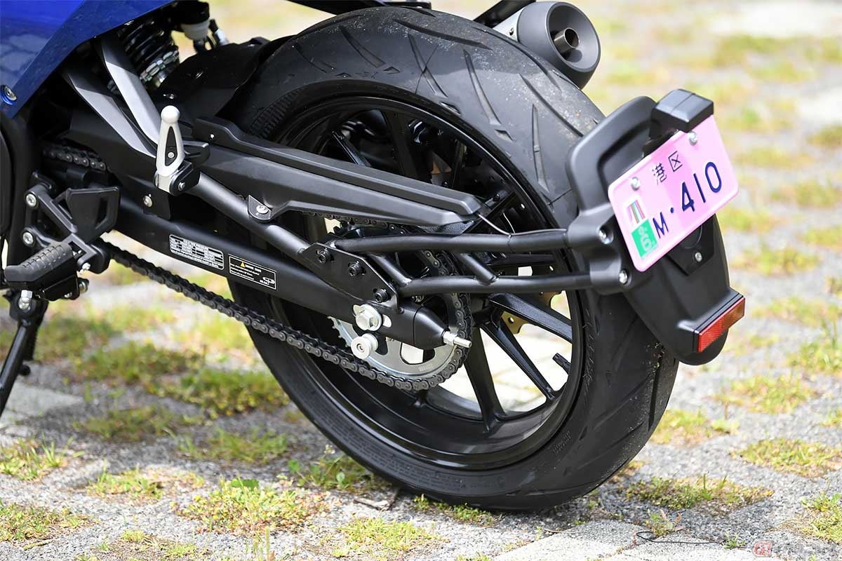 タイヤの空気圧の規定値は後輪のチェーンカバーあたりに貼られている事が多い