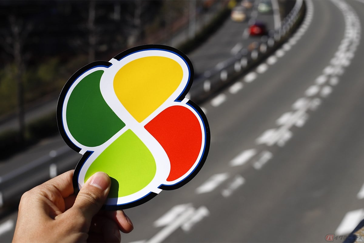 高齢者マークもバイクには貼り付け義務はない。