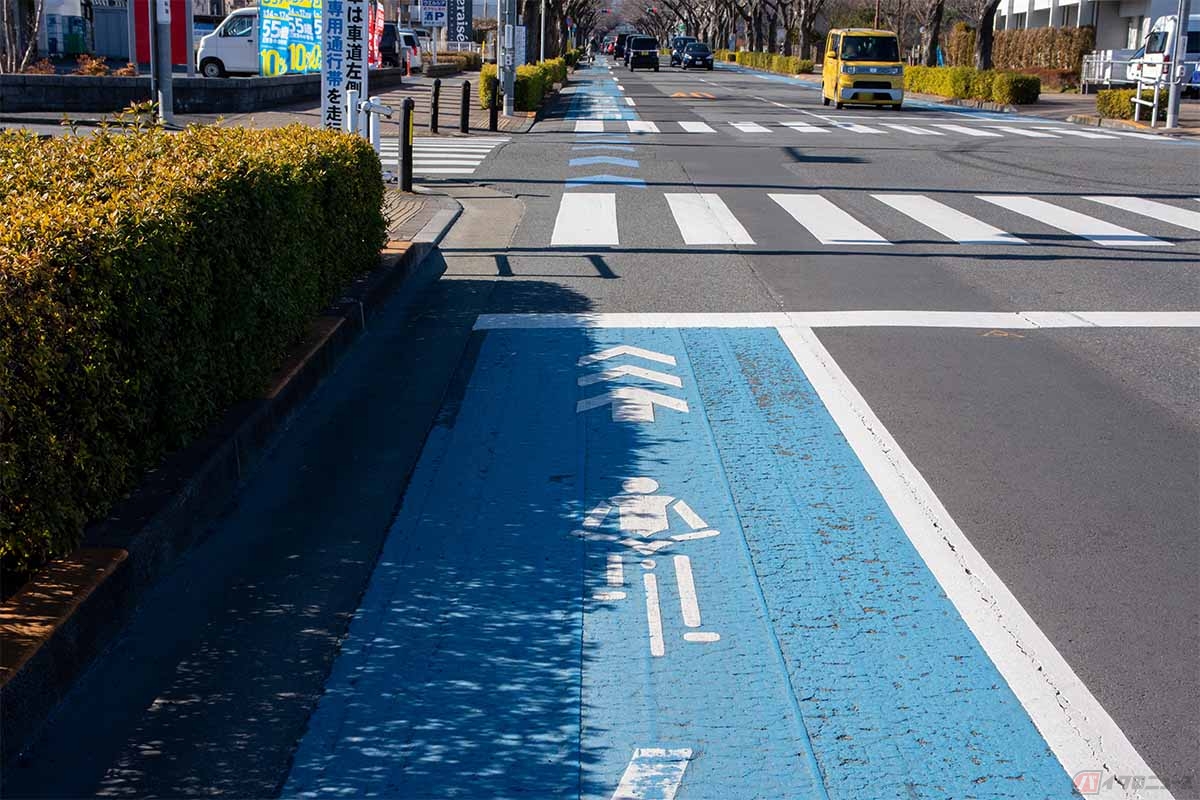左折をする際に左側に車両を寄せて自転車専用レーンに進入してしまう行為は違反ではない