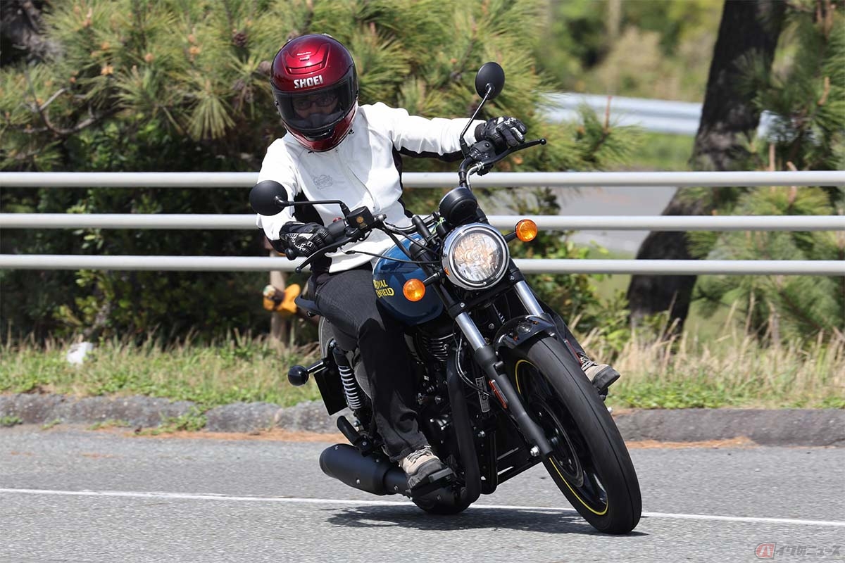 基本のコーナリング姿勢はリーンウィズ
