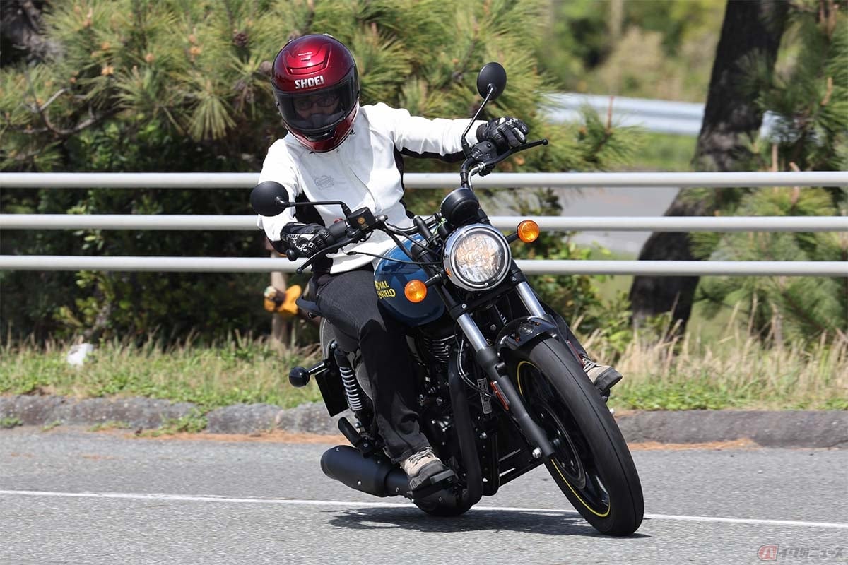 基本のコーナリング姿勢はリーンウィズ