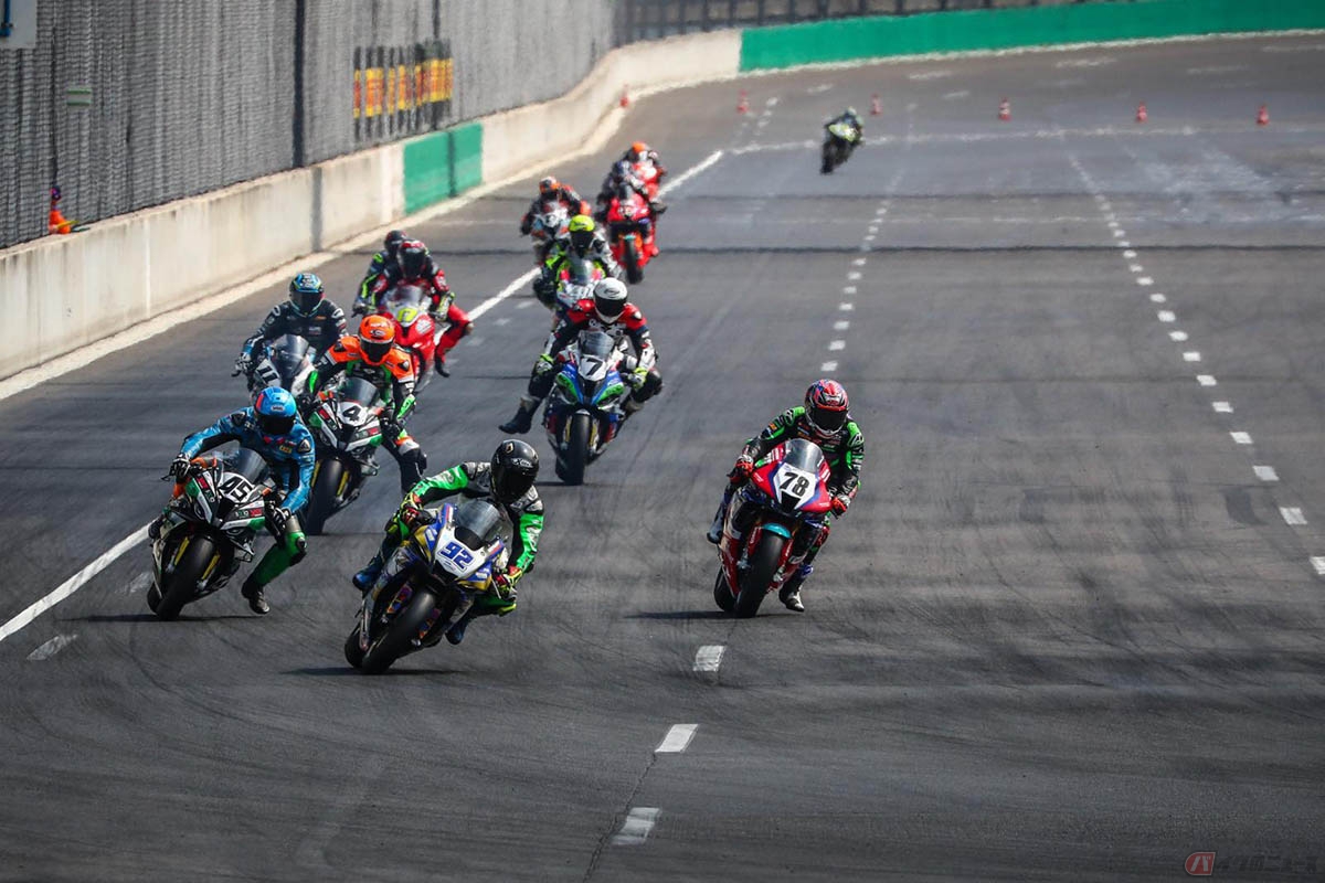 ドイツ東部にあるラウジッツリンクサーキットを走る大久保光選手