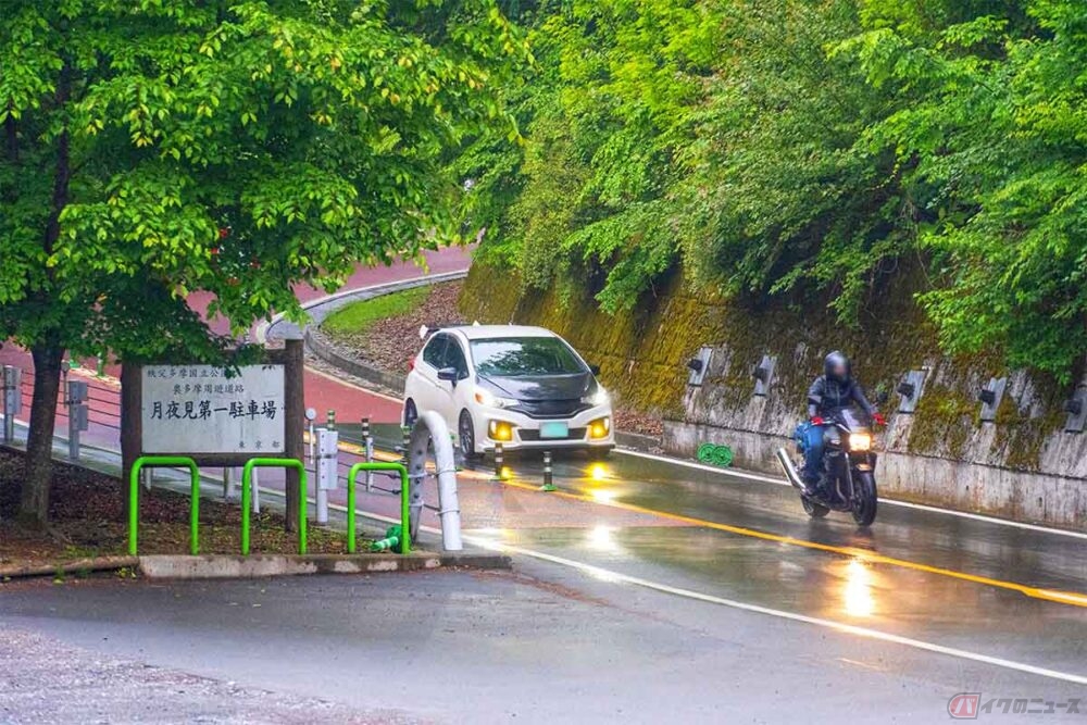 雨の日にバイクで走行する際はハイドロプレーニング現象に注意する