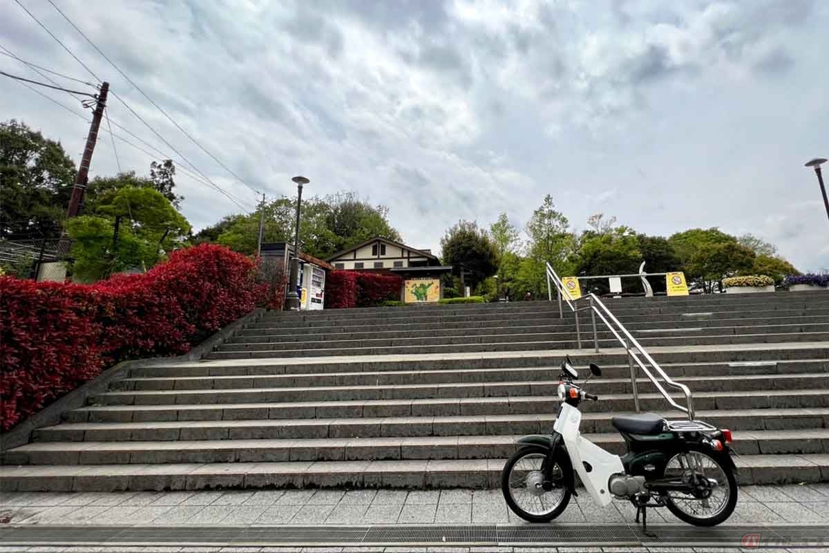 「城山公園」入り口。バイク用の駐車場も確保されているのでバイクを停めてから散策に向かう