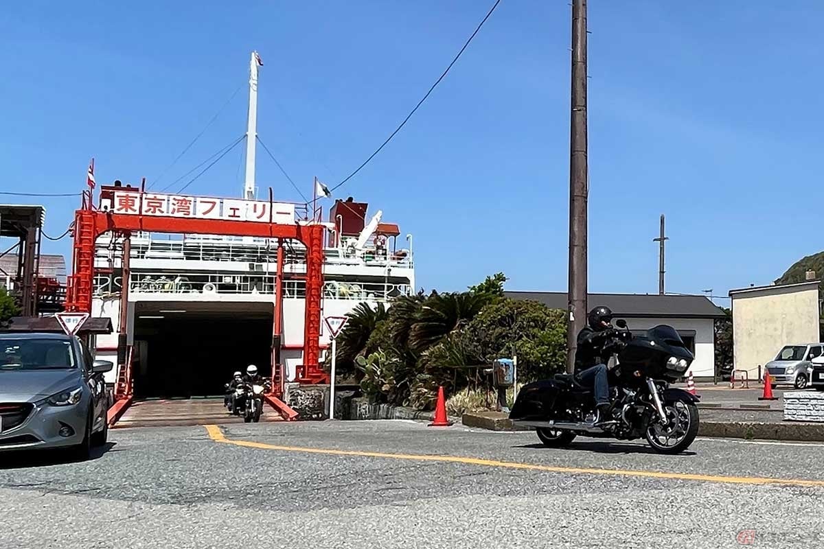 東京湾フェリーで金谷港乗り場に着岸。近辺には黄金アジが食べられる店が何軒もあって悩む