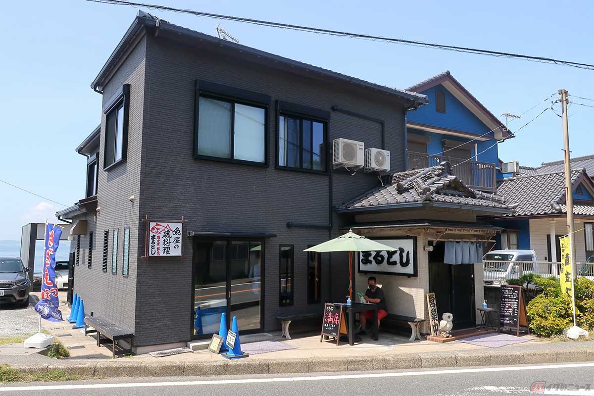 千葉県の国道127号「内房なぎさライン」沿いに建つ「魚屋の磯料理まるとし」。黄金アジののぼりが一際目立つ。バイクは北側の駐車場に停めてほしいとのこと