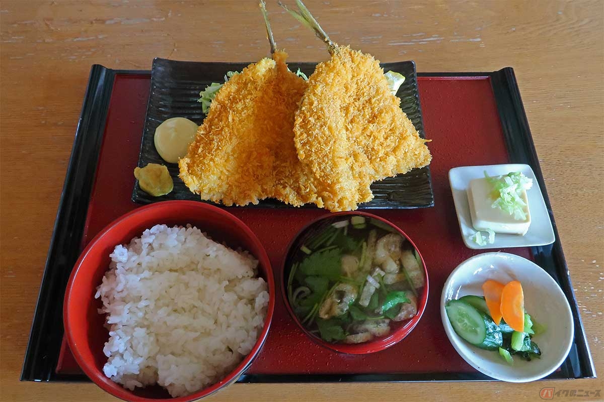 「魚屋の磯料理まるとし」の「黄金アジフライ定食」（1500円）。大きなアジフライが2枚、ご飯とみそ汁、冷奴、漬物がセット