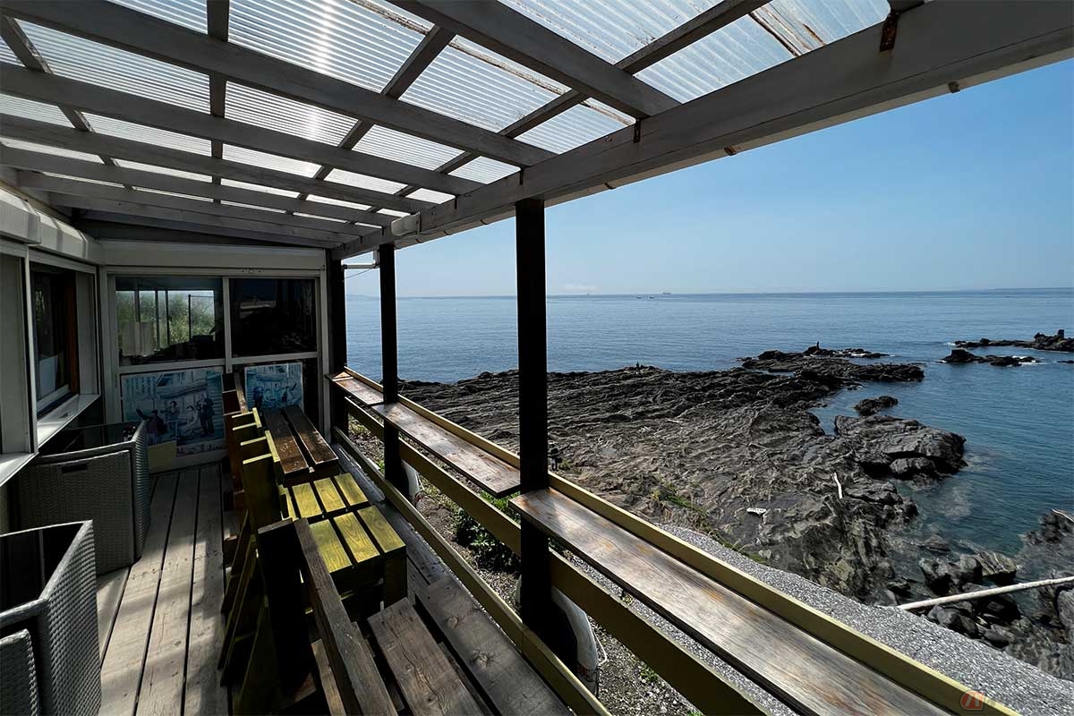 金谷港乗り場から「内房なぎさライン」を館山方面へ5分ほど、明鐘岬にある「音楽と珈琲の店　岬」。映画の舞台にもなった人気のカフェ。お店も景色も最高の雰囲気