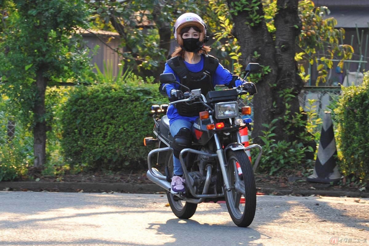 教習所通いをはじめたころの大槻ひびきさん。技能教習第1日目、人生で初めて125ccマニュアル車を運転する