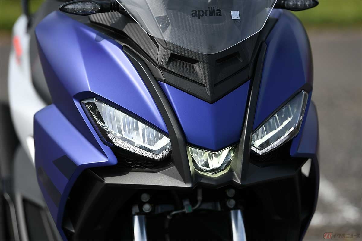 3灯式のヘッドライトはデイタイムランニングライトを備えたフルLED。写真は中心のハイビームを点灯した状態