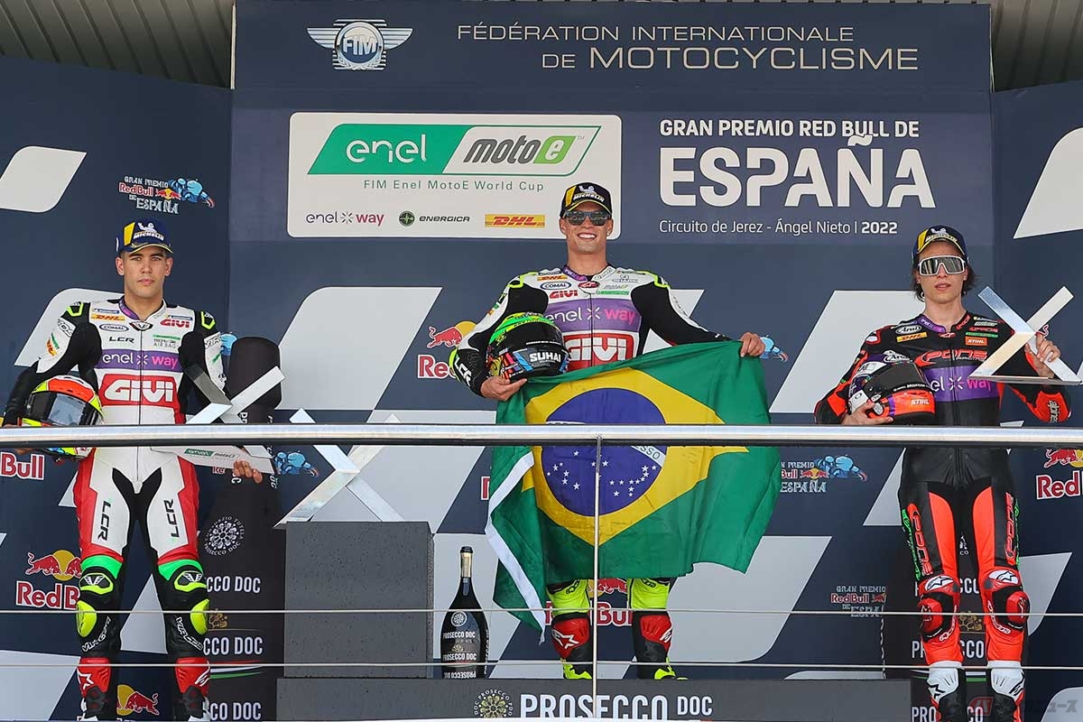 開幕戦スペインのレース2で優勝したグラナド選手（中央）、2位のポンス選手（左）、3位のマッティア・カサデイ選手（右）