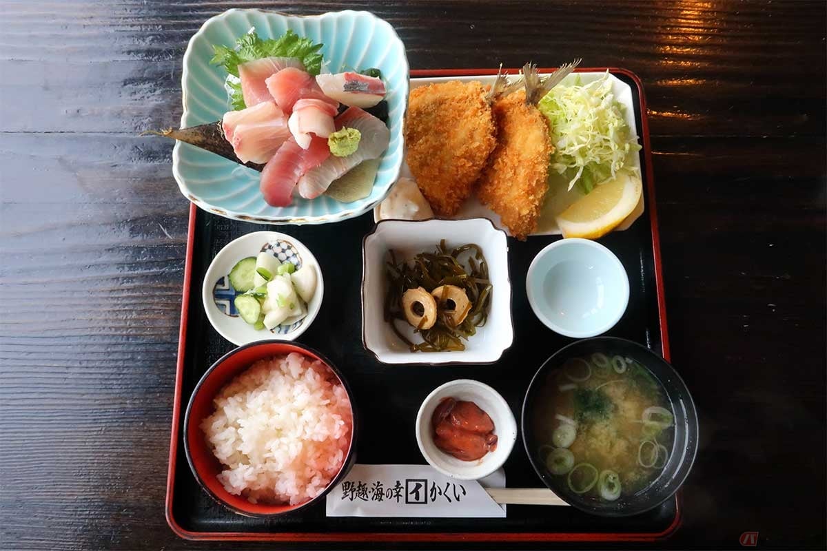 「磯料理 かくい」の「刺身・アジフライ定食」(2200円)。新鮮な刺身とアジフライに小鉢、塩辛、ご飯とみそ汁。ボリュームたっぷりの美味しい定食だった