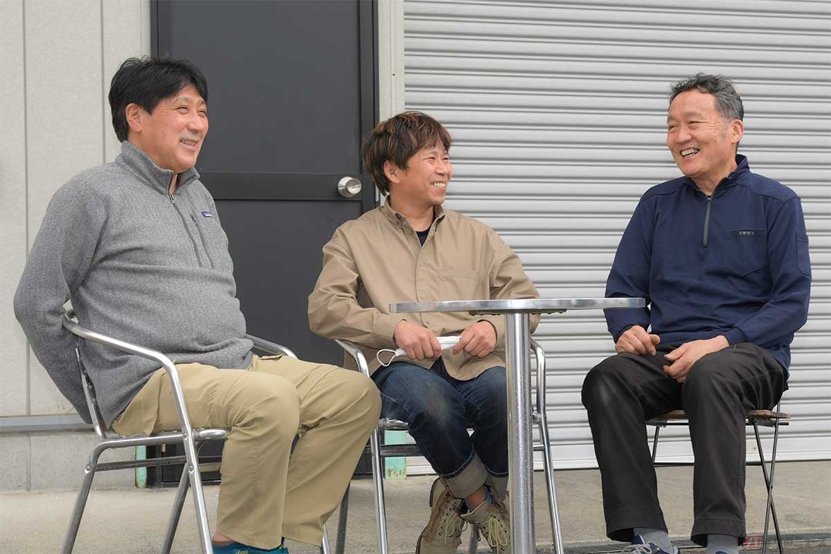 当プロジェクトの発起人は、写真左の寺嶋浩司さん。右がOVERレーシングの佐藤健正さんで、中央はライダーを務めるD;REXの豊田浩史さん
