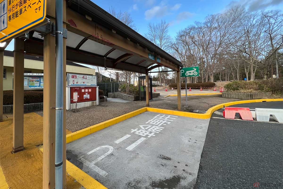 SAとしてはコンパクトな印象の建物で全体的にPAのような雰囲気。2輪専用の駐車スペースは確保されている