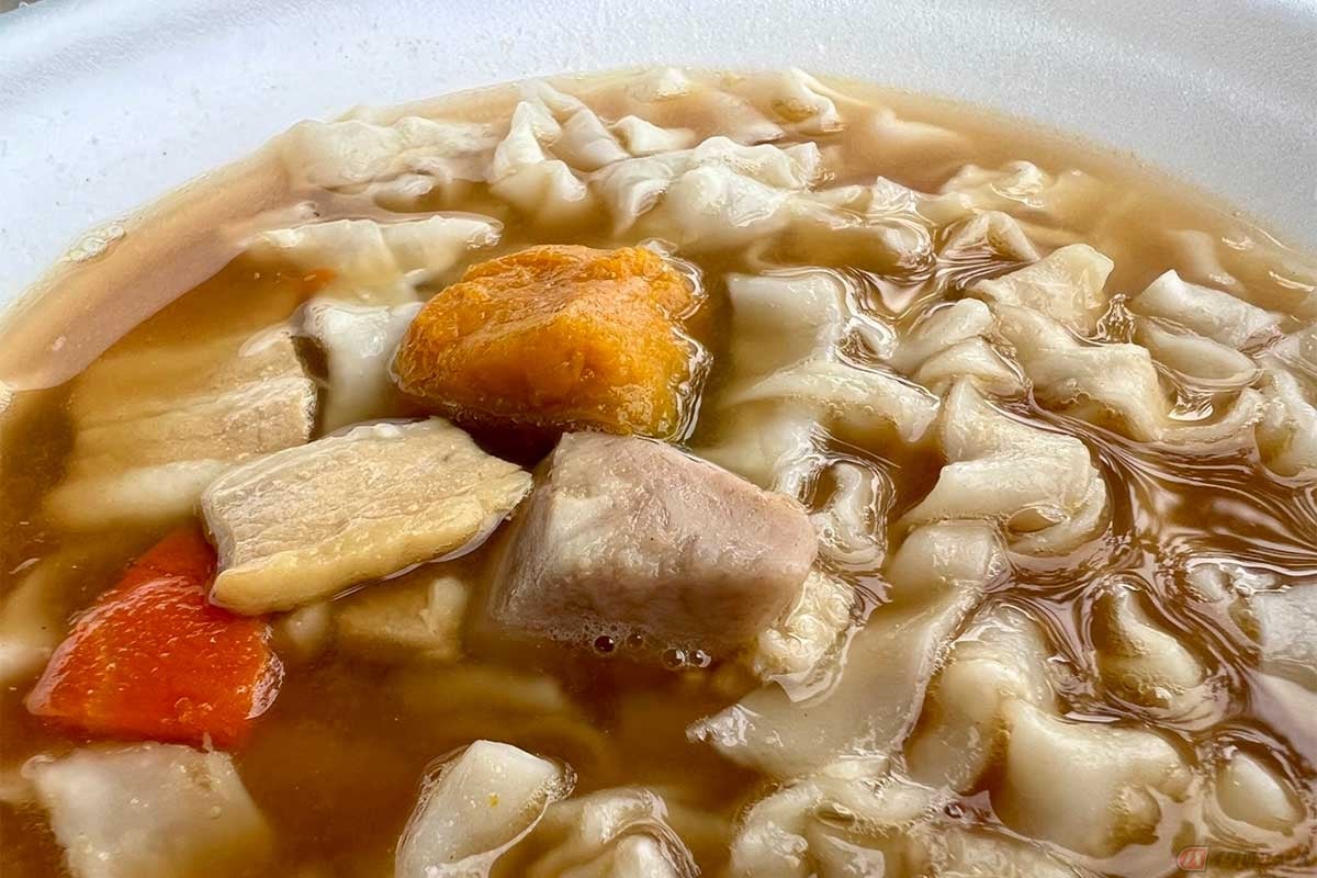 かぼちゃやにんじんなどが彩りを加えてくれるほうとうのカップ麺。もう少し具材が多ければ、と思うのは贅沢だろう
