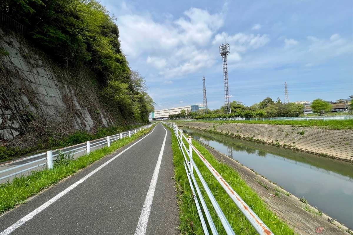 境川沿いの道から見上げた深見城跡は、まさに急崖。川と崖という天然の要害に守られている側面も見ることができた