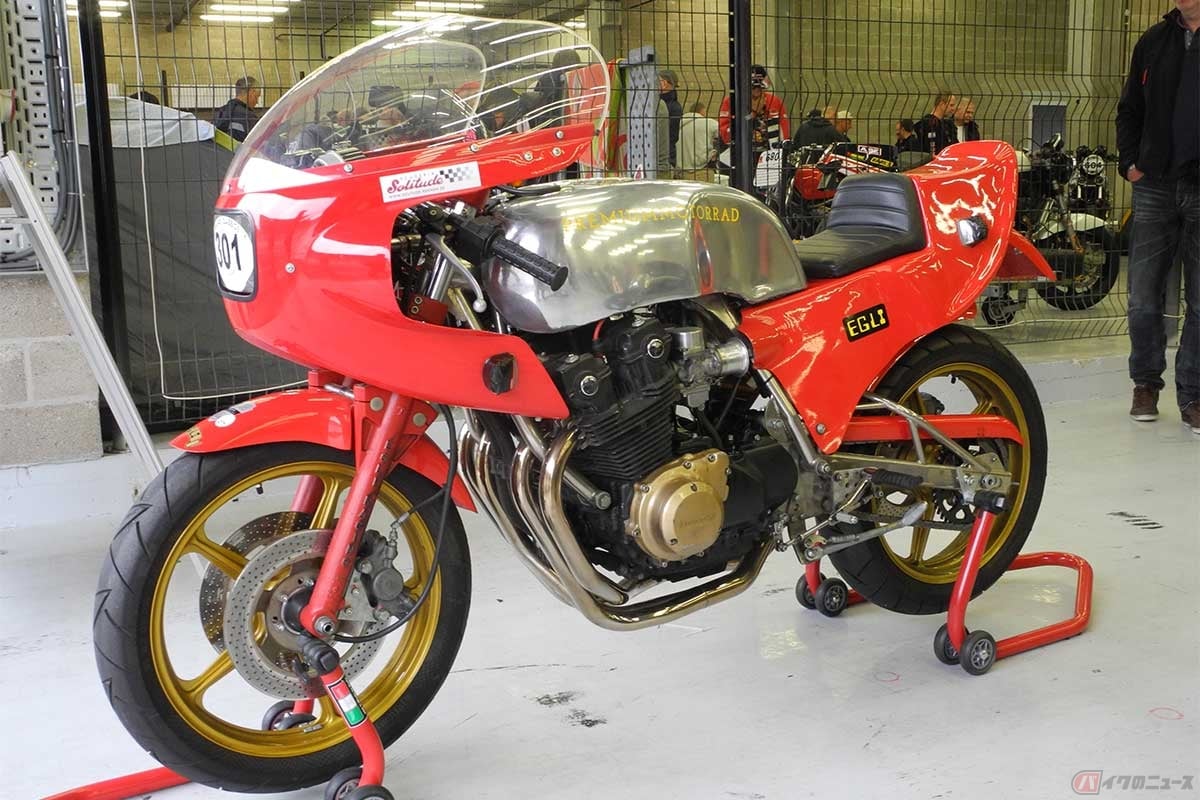 普段は公道を走っていると思われる、保安部品付きのエグリホンダ「CB-F」。エグリはスイスのフレームビルダーで、1970年代中盤にはヨシムラが同社のローリングシャシーを輸入し、カワサキ「Z」のエンジンを搭載してテストを行なっていた