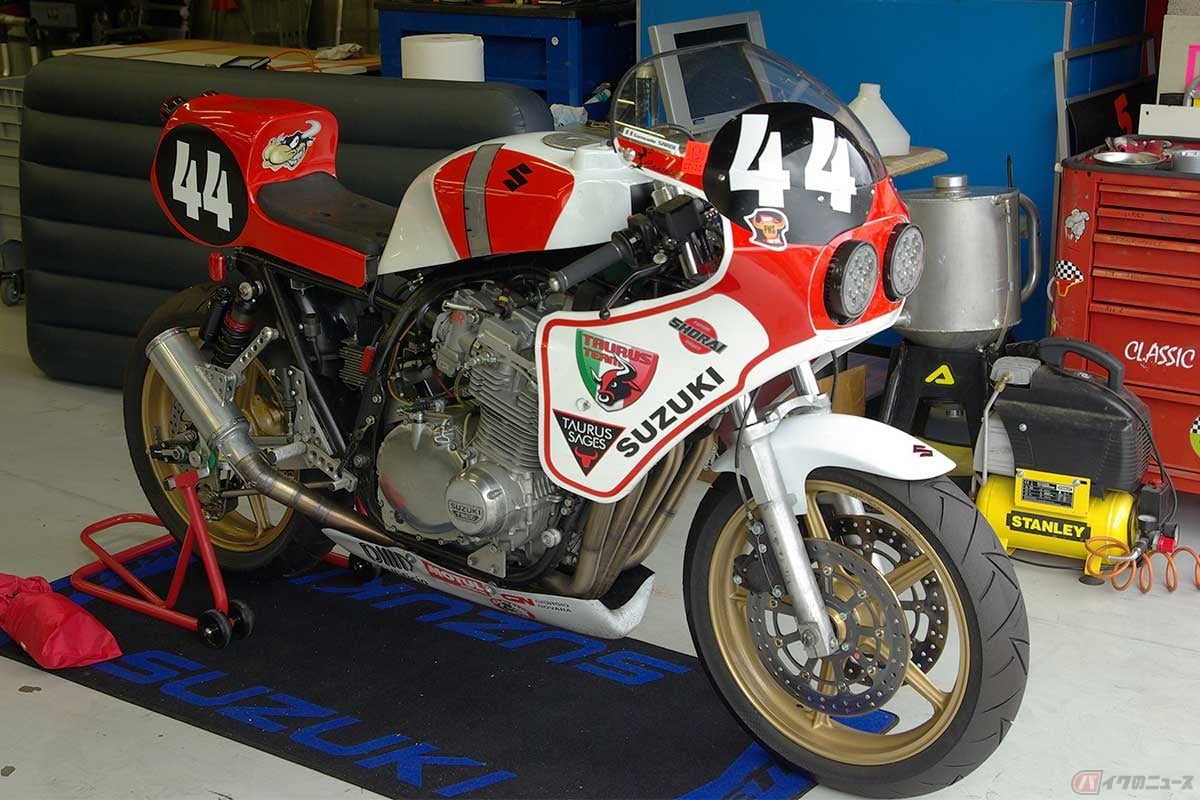 TEAM TAURUSのレーサーは、イギリスのハリス製ダブルクレードルフレーム+スズキGSX用エンジンという構成。モチーフはOV-41と同じく、1980年代前半のスズキ「GS1000R」だろう