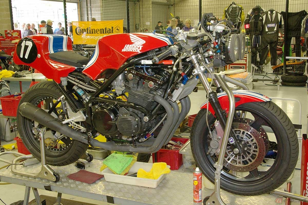 ハリスフレームにホンダ「CB-F」用エンジンを搭載。リアホイールは懐かしのアストラライト。ナイトロンのユニットを使用するリアサスペンションはリンク式モノショック