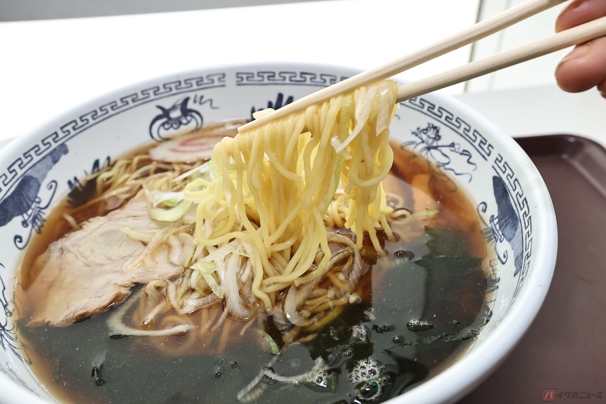 煮干しと鶏ガラのスープ使った定番人気の醤油ラーメン（550円）