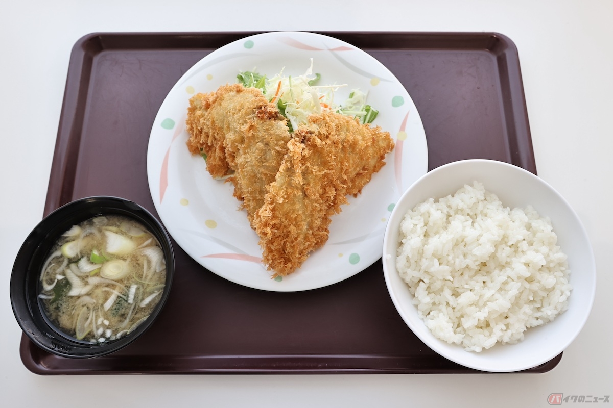 揚げたてサクサクのアジフライ定食（600円）