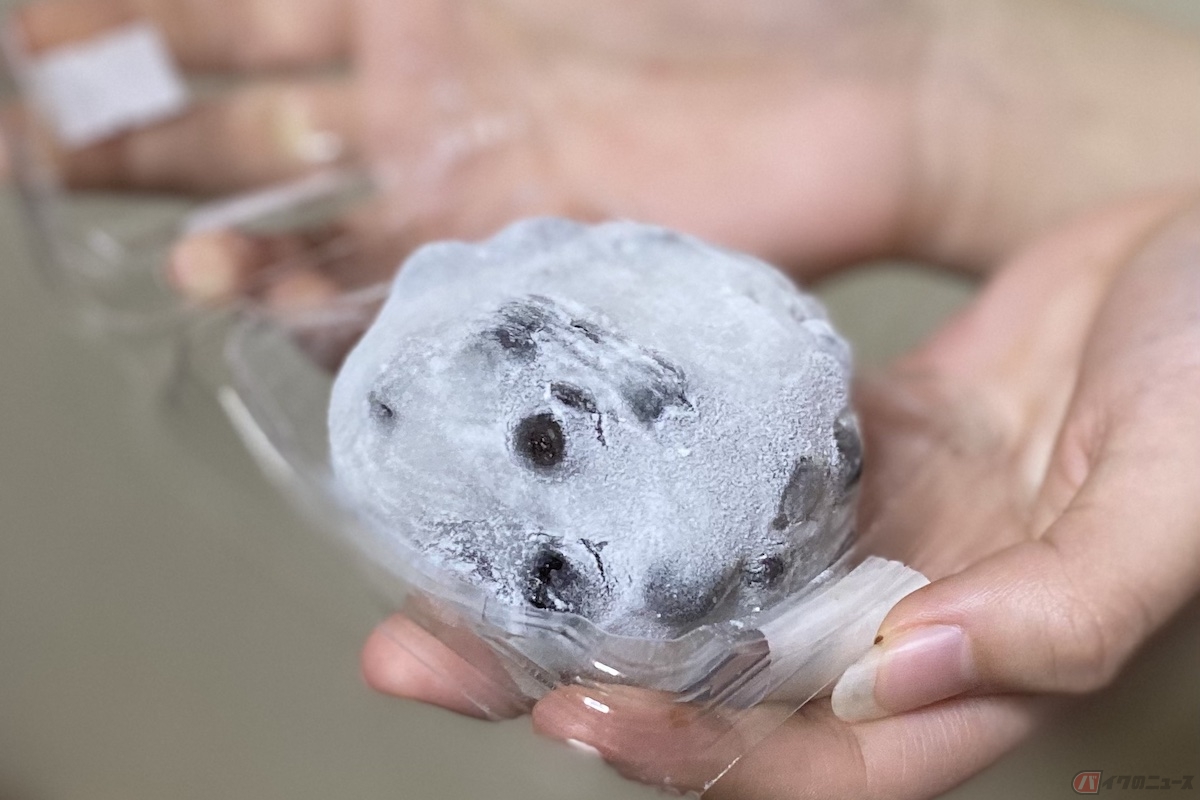 豆も多く甘めのアンとモチモチの皮の相性が人気の豆大福は、連日売り切れ必至