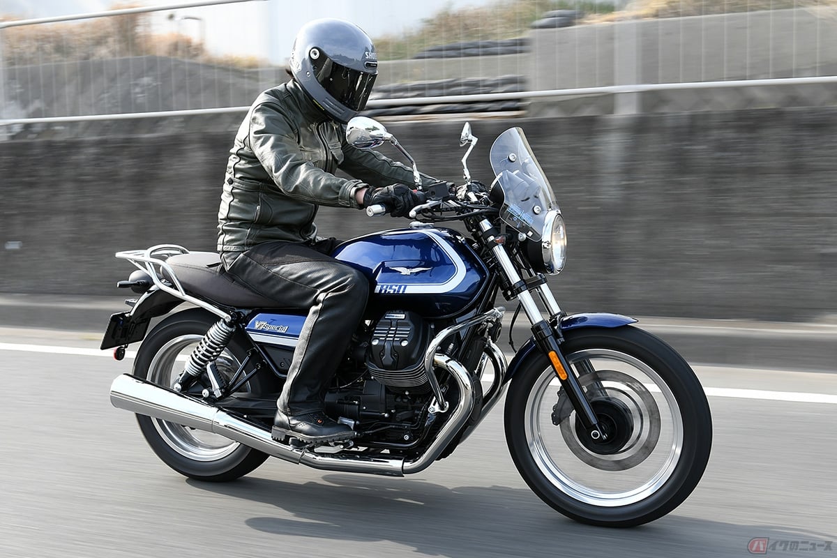 モトグッツィ「V7 Special」(2021年型)に試乗する筆者(中村友彦) ※取材車両はリアラックやウインドスクリーンなどのアクセサリーが装着された状態