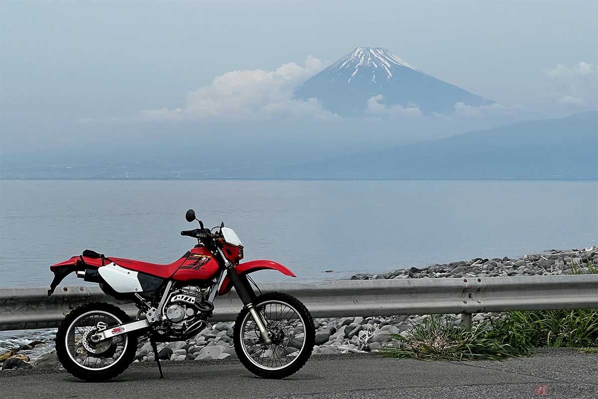 西伊豆の戸田（へだ）まで走り、御浜岬（みはまさき）の根元の駐車場へ。雲が多いながらも富士山がきれいに見えた