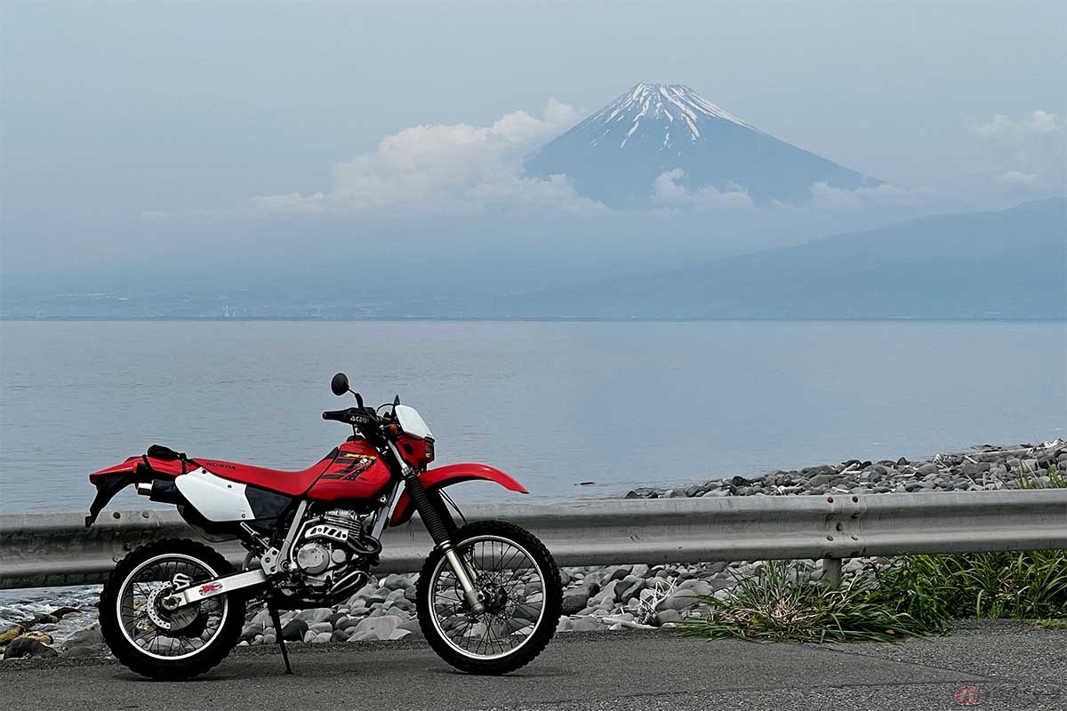 西伊豆の戸田(へだ)まで走り、御浜岬(みはまさき)の根元の駐車場へ。雲が多いながらも富士山がきれいに見えた