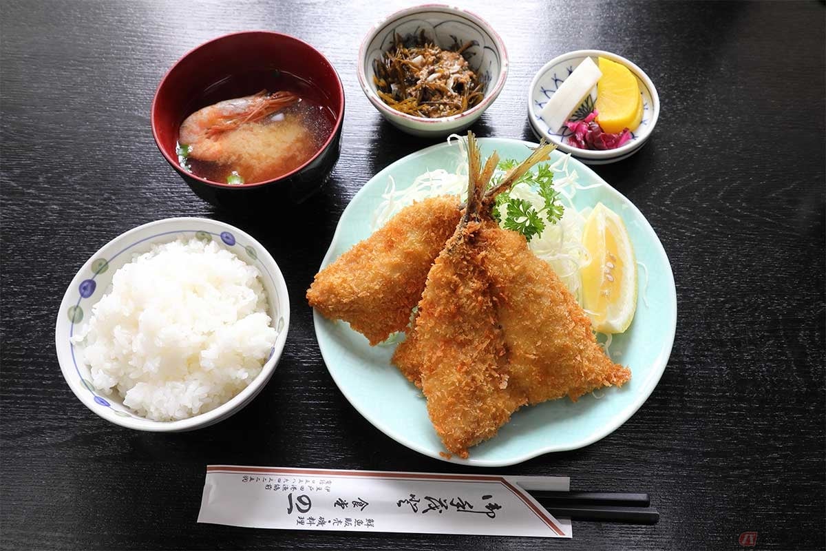 「の一食堂」の「アジフライ定食」(1375円)は、やや大きめのアジフライが2枚にご飯、本エビのみそ汁、漬物、小鉢がセット
