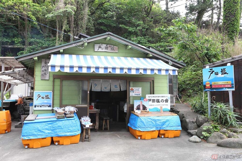 1500年以上の歴史がある戸田の塩。御浜岬にあるお店では、地元のお母さん達が手作りしている
