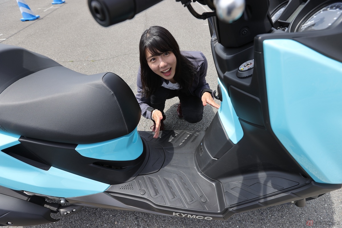 足元が広々しているフラットフロアは、フックに荷物をかけても足元が窮屈になりにくい