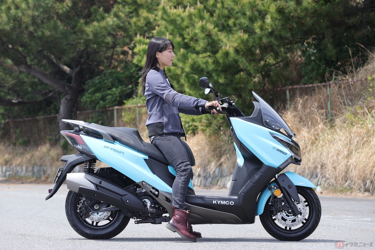 私(=身長160cm)が跨ると両足のつま先がつく感じです