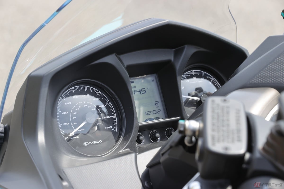 メーターパネルは、デジタル液晶パネルとアナログメーターを組み合わせ