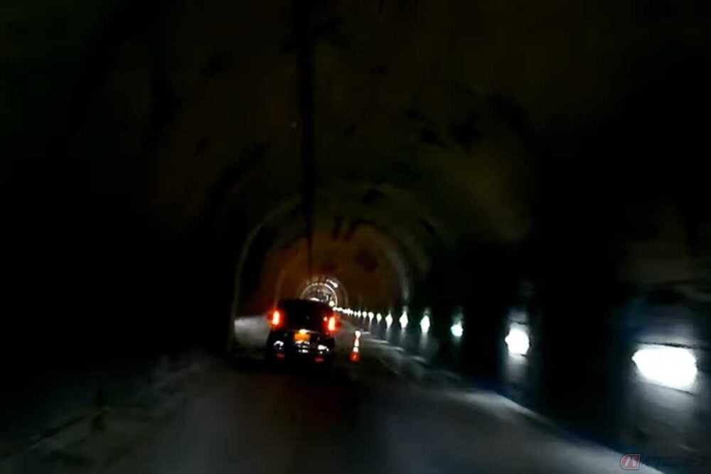 ねこライダーさんがYoutubeに公表した、事故後2日経った「助人トンネル」の様子。2日後のトンネルは片側通行になっていた。トンネル内は暗い